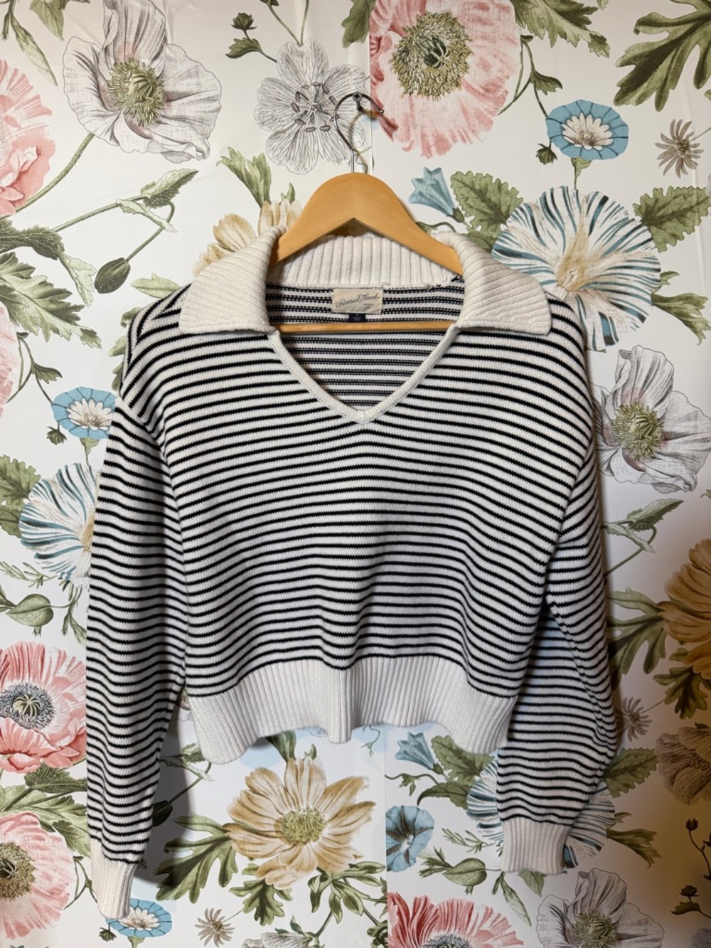 Universal Thread Black & White Striped V-Neck Sweater – Size S